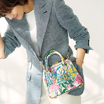 グッチのフラワープリントバッグで春支度【富岡佳子が装う、春いちばんの服】