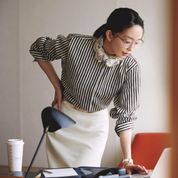 軽装になる夏のオフィススタイルは、優美なシルクバンダナをプラスして品格をキープ。最高気温29℃｜7/16(水)【50代の毎日コーデ】