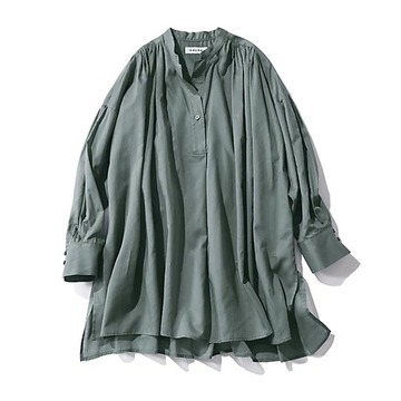 夏のベストバイトップス「SACRA」コットンギャザー使いシャツ＆「EVA MANN × éclat」バンドカラー袖フレアブラウス