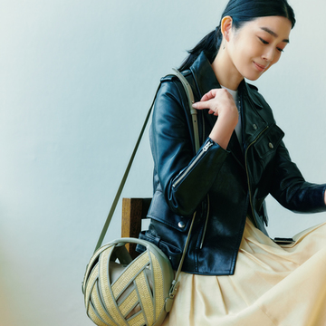 ペラン パリのモダンなバッグを甘辛スタイルの味つけに【春ファッションが見違える主役バッグ】