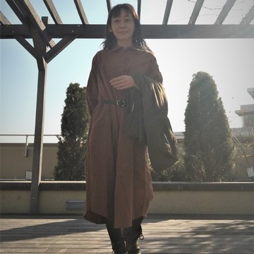 春のはじまりはブラウンワンピースで