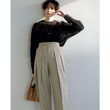 気負わず着映える黒ブラウスはベーシックカラー合わせで上品に。気温23℃｜5/21(日)【50代の毎日コーデ】