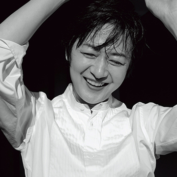 富岡佳子55歳 スペシャルインタビュー《中編》シンプルに、軽やかに、“自分色”の輪郭を描いて