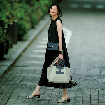 週末のプチ旅行は、しわにならないおしゃれブラックで【7月の雰囲気出しワンピース31days】