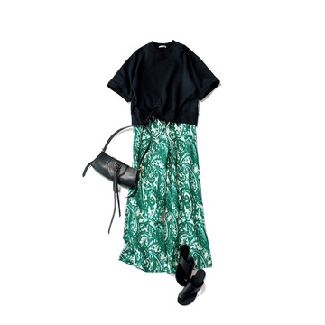 鮮やかグリーンのペイズリー柄パンツで、ぱっと目を引くリゾートスタイルに。最低気温24℃｜7/20(土)【50代の毎日コーデ】