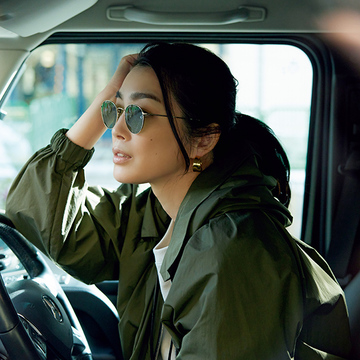 着こなしが引き締まる「細リム＆メタルフレームの淡色サングラス」で辛口カジュアルをかっこよく