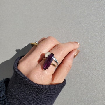 アンティークな石のリングを重ね付けがマイブーム