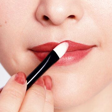 リップメイクにひと手間加えるだけ！輪郭がはっきりしなくなる40代・50代の唇を若々しく見せるテクとは？