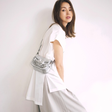 明度の高い無彩色で作るワンツーコーデで、ラフな夏の装いに大人の余裕を感じさせる。気温32℃｜8/14(木)【50代の毎日コーデ】