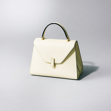 ビジネス服の品格アップも叶える「白のお仕事バッグ」2選