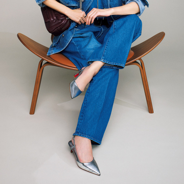 【50代のほどよいコンサバ靴】シルバーのパンプスで全身デニムにキレのいい女っぽさを