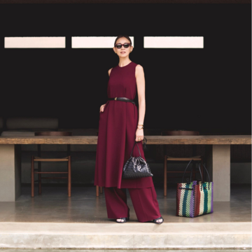 ワンピース×ワイドパンツのレイヤードで作る縦長シルエットがリゾートスタイルを洗練させる。最高気温33℃｜8/13(水)【50代の毎日コーデ】