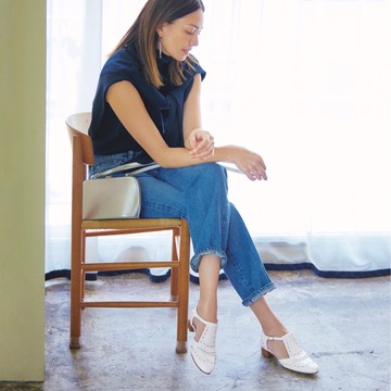 濃淡ブルーの組み合わせでカジュアルなデニムスタイルの気品を高めて。最低気温25℃｜9/22(日)【50代の毎日コーデ】