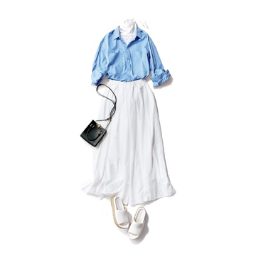 白コーデに流行のブルーシャツを重ねて、クリーンさと立体感を高める。最高気温27℃｜7/2(火)【50代の毎日コーデ】