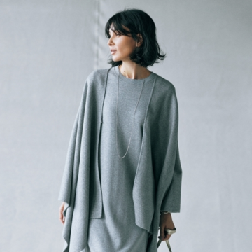 スウェットワンピースは立体フォルムのポンチョを重ねて上品に【「2月のワントーン」をもっと素敵に！】