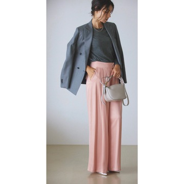 甘いピンクをマニッシュなグレージャケットで締めると大人の華やかさが手に入る。最低気温14℃｜11/1(水)【50代の毎日コーデ】