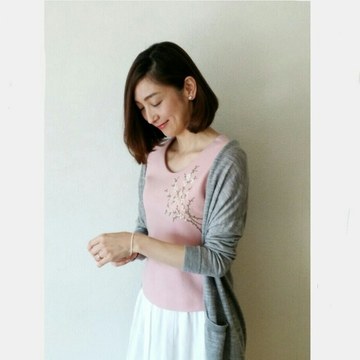 20年捨てられない春色の刺繍ニット