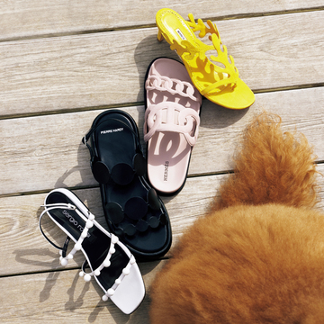 【夏のおしゃれは名品サンダルで】足元で夏を楽しむ！表情豊かでプレイフルなサンダル4選