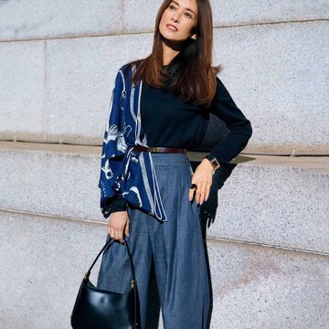 スカーフ、ベルト、時計などの小物をあわせてこなれ感アップ！大人の余裕漂うデニムスタイル