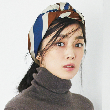 【小さな“ツヤ”小物】シルクの光沢が美しいスローンのスカーフで肌色まで艶やかに