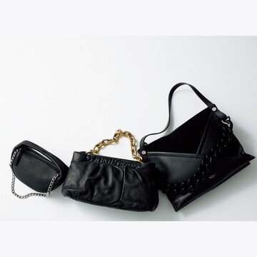 【50代に似合う黒】黒バッグの存在感を高めるレザー×チェーンの組み合わせ