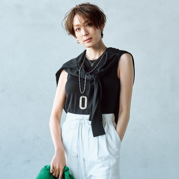 【50代に似合う黒×白】白のコットンパンツで夏らしいヘルシーモノトーンコーデ