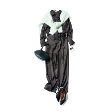 濃厚なブラウンベースのコーデには、顔映えするミントカラーニットを添えて。気温21℃｜10/26(木)【50代の毎日コーデ】