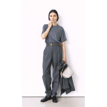 潔いグレーワントーンで、Tシャツコーデもオフィスに映えるスマートな印象に導く。気温28℃｜7/5(金)【50代の毎日コーデ】