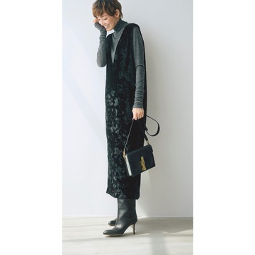 夜に会食がある日は、動きやすくてエレガントなベルベット素材のワンピースを。気温13℃｜12/21(木)【50代の毎日コーデ】