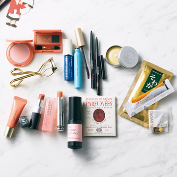 むだな物なし！長井かおりさんのポーチの中身を大公開【麗し美女の「ポーチの中身」夏】