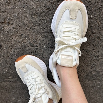 お出かけが楽しくなるハンズフリースニーカー♪