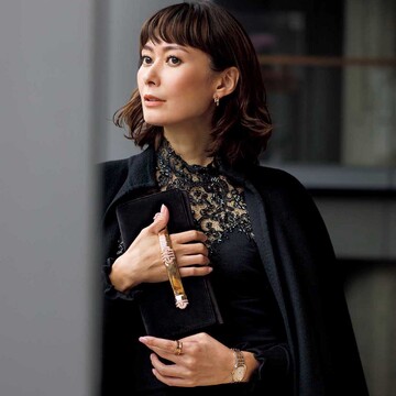 「ブルガリ」クラッチバッグの上質なベルベット素材で大人女性の品格を高めて