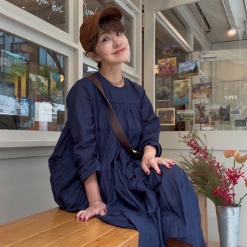 ネイビー×ブラウンで秋色コーデ。神戸おしゃれな空間に包まれるしあわせ