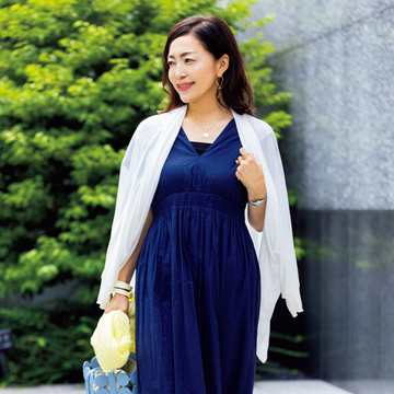 【50代絶対ほめられる服】「上品」「かわいい」とほめられるネイビーワンピースコーデ
