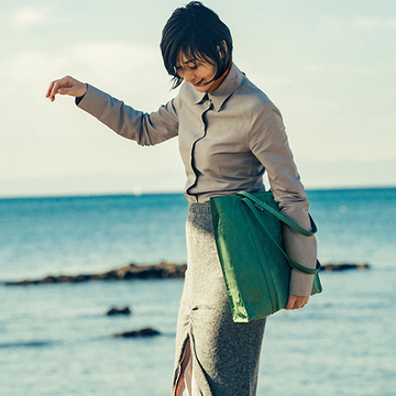  【最旬ブランドの新作バッグ】「プラダ」の軽やか春色トートで新鮮に！