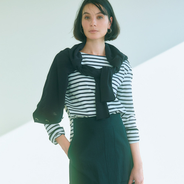 ハイウエストの黒カーゴスカートでいつものカジュアルが洗練【アラフィーの新定番は黒スカート】