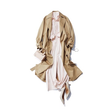 定番トレンチコートとピンクのオールインワンで上品な大人の甘さを堪能するコーデに。最高気温22℃｜5/14(火)【50代の毎日コーデ】