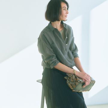 黒のプリーツスカートは軽やかな透け感が女っぽさの決め手に！【アラフィーの新定番は黒スカート】