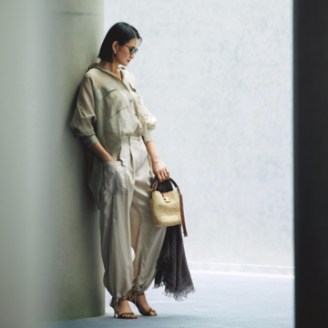 上品ベージュでまとめたカジュアルコーデでセンシュアルなかっこよさをアピール。最低気温25℃｜8/27(水)【50代の毎日コーデ】