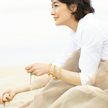 重ねづけで輝きを増す「ヴァン クリーフ＆アーペル」のブレスレット【富岡佳子のゴールドジュエリー】