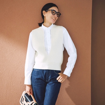 胸元の深いスリットデザインがニットベスト×シャツの装いにスタイリッシュな印象を授ける。気温18℃｜11/25(火)【50代の毎日コーデ】