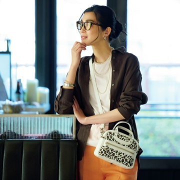 シルバーアクセサリーを重ねてシャツコーデに洗練の輝きを【50代に似合うコーディネートの正解】