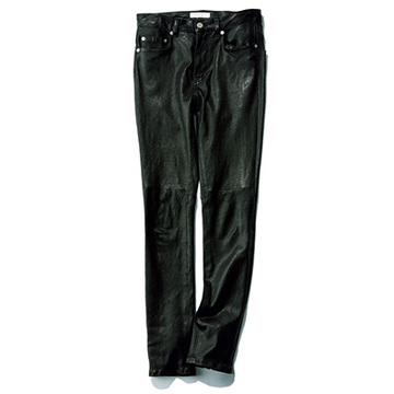 ＜松井陽子さんの“時短パンツ”＞年齢にふさわしくカジュアルを格上げ！最高品質のレザーパンツ