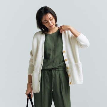 ニュアンスカラーコーデは一点「白」を効かせてぼんやり印象を回避