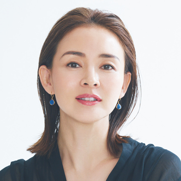 厚みのあるカットベースで、上品さと涼しげな印象を両立【SHIHOのミディアムヘアスタイル】