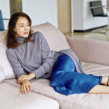 ツヤ感ある「コバルトブルー」のサテンスカートが高級感を演出【SHIHOがまとう“夏の青”】