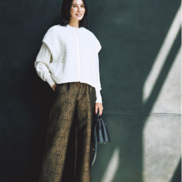 リュクスなリーフ柄パンツはジップアップジレでカジュアルに味付けしてこなれ感アップ。気温17℃｜11/23(日)【50代の毎日コーデ】