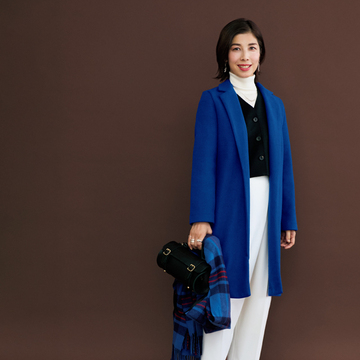 【エクラ 華組 綾部佳世さんのリアルコーデ】ロイヤルブルーのコートをマニッシュに着こなす