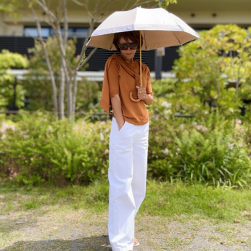 お洒落な40代・50代は、どんな日傘を使っている？ アシーナニューヨークやラルフ ローレンなど、愛用日傘をレポート！【エクラ 華組の日傘スナップ vol.2】