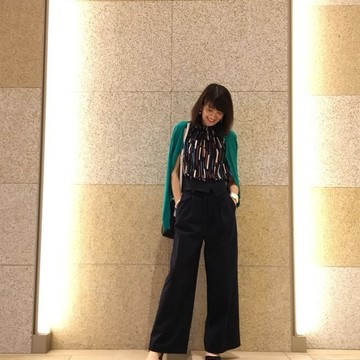 グリーンのカーディガン